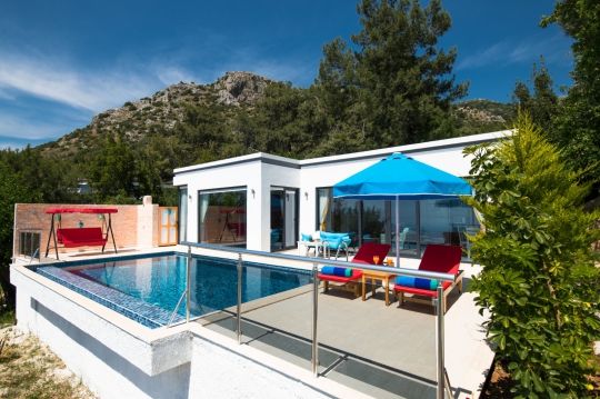 BLUE 7572 2 Kişilik Özel ve Korunaklı Isıtma Havuzlu Tatil Villası