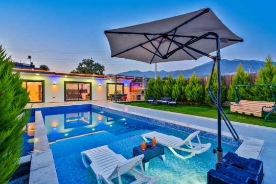 Kalkan Çavdır'da 4 kişilik Korunaklı - Geniş Bahçeli Kİralık Tatil Villası
