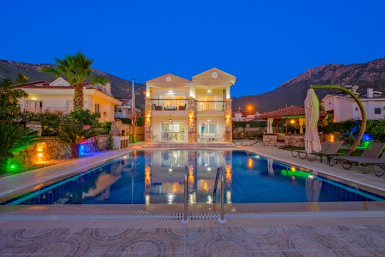 Muğla Fethiye Ölüdeniz'de 6 Kişilik Doğa İçinde Tatil Villası